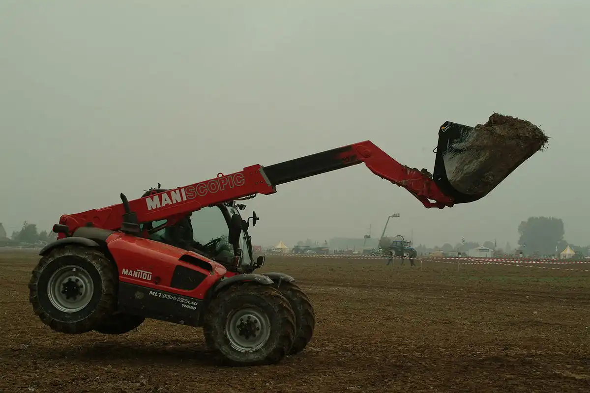 MLT634 Manitou z łyżką